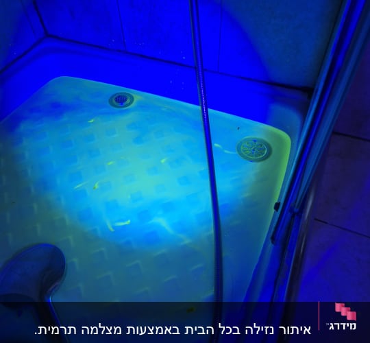 מגש מקלחת עם תאורה כחולה, צינור מים